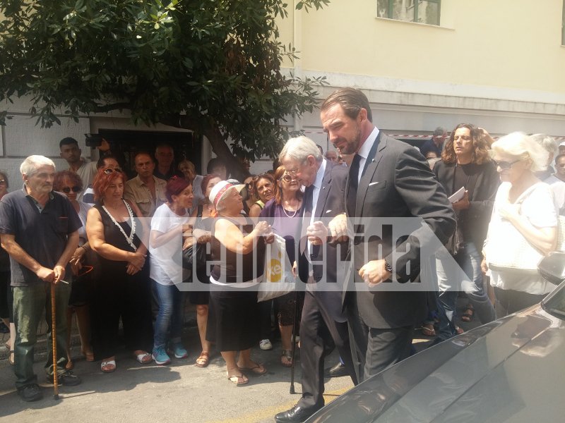 Φίλοι καλλιτέχνες, συγγενείς, εκπρόσωποι του πολιτικού κόσμου είπαν το τελευταίο αντίο στην Ζωή Λάσκαρη [εικόνες] | iefimerida.gr 15