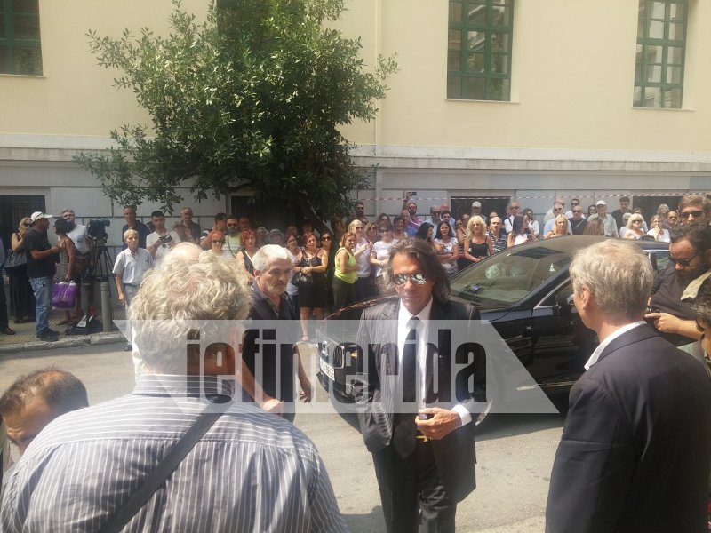 Φίλοι καλλιτέχνες, συγγενείς, εκπρόσωποι του πολιτικού κόσμου είπαν το τελευταίο αντίο στην Ζωή Λάσκαρη [εικόνες] | iefimerida.gr 34