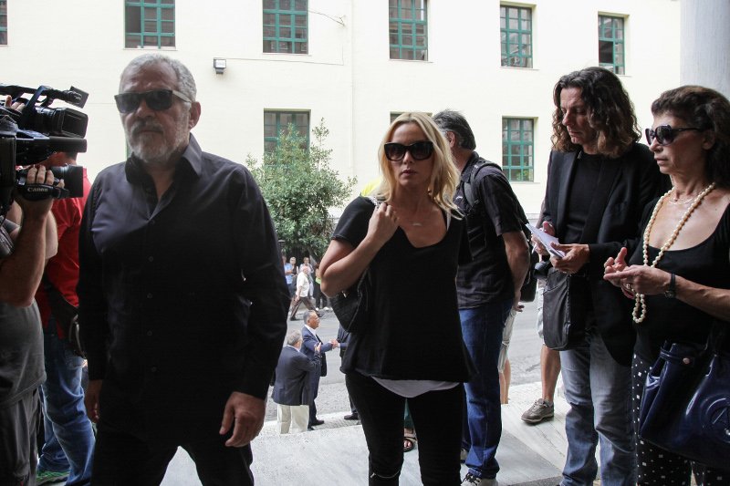 Φίλοι καλλιτέχνες, συγγενείς, εκπρόσωποι του πολιτικού κόσμου είπαν το τελευταίο αντίο στην Ζωή Λάσκαρη [εικόνες] | iefimerida.gr 41