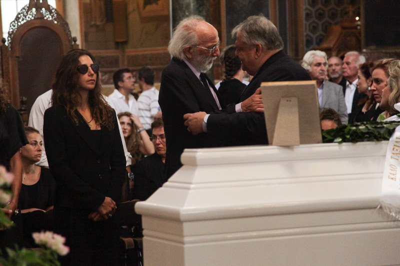 Φίλοι καλλιτέχνες, συγγενείς, εκπρόσωποι του πολιτικού κόσμου είπαν το τελευταίο αντίο στην Ζωή Λάσκαρη [εικόνες] | iefimerida.gr 8