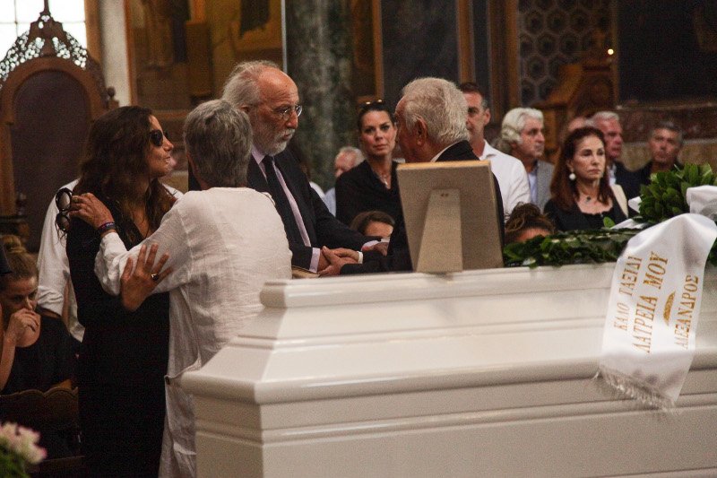 Φίλοι καλλιτέχνες, συγγενείς, εκπρόσωποι του πολιτικού κόσμου είπαν το τελευταίο αντίο στην Ζωή Λάσκαρη [εικόνες] | iefimerida.gr 10