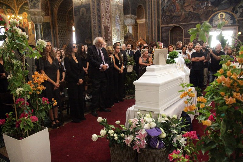 Η Ζένια Μπονάτσου αποχαιρέτησε με δάκρυα στα μάτια την γιαγιά της Ζωή Λάσκαρη [εικόνες] | iefimerida.gr 1