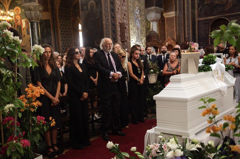 Η Ζένια Μπονάτσου αποχαιρέτησε με δάκρυα στα μάτια την γιαγιά της Ζωή Λάσκαρη [εικόνες] | iefimerida.gr 2