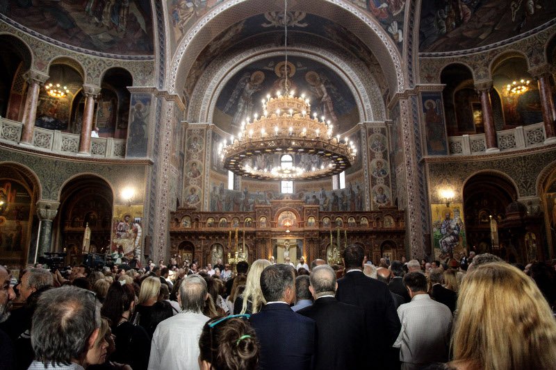 Φίλοι καλλιτέχνες, συγγενείς, εκπρόσωποι του πολιτικού κόσμου είπαν το τελευταίο αντίο στην Ζωή Λάσκαρη [εικόνες] | iefimerida.gr 49