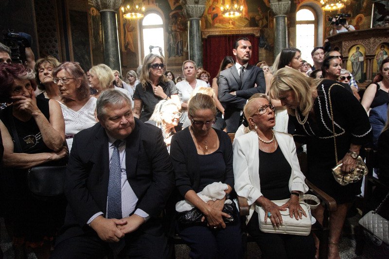 Φίλοι καλλιτέχνες, συγγενείς, εκπρόσωποι του πολιτικού κόσμου είπαν το τελευταίο αντίο στην Ζωή Λάσκαρη [εικόνες] | iefimerida.gr 9