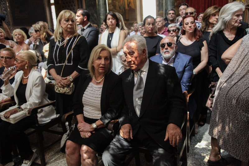 Φίλοι καλλιτέχνες, συγγενείς, εκπρόσωποι του πολιτικού κόσμου είπαν το τελευταίο αντίο στην Ζωή Λάσκαρη [εικόνες] | iefimerida.gr 21