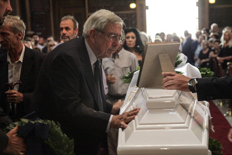 Φίλοι καλλιτέχνες, συγγενείς, εκπρόσωποι του πολιτικού κόσμου είπαν το τελευταίο αντίο στην Ζωή Λάσκαρη [εικόνες] | iefimerida.gr 17