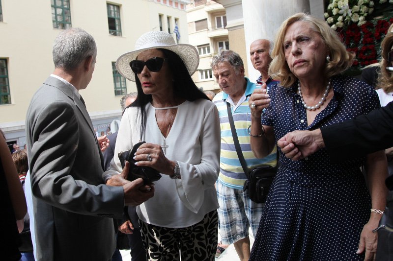 Φίλοι καλλιτέχνες, συγγενείς, εκπρόσωποι του πολιτικού κόσμου είπαν το τελευταίο αντίο στην Ζωή Λάσκαρη [εικόνες] | iefimerida.gr 46