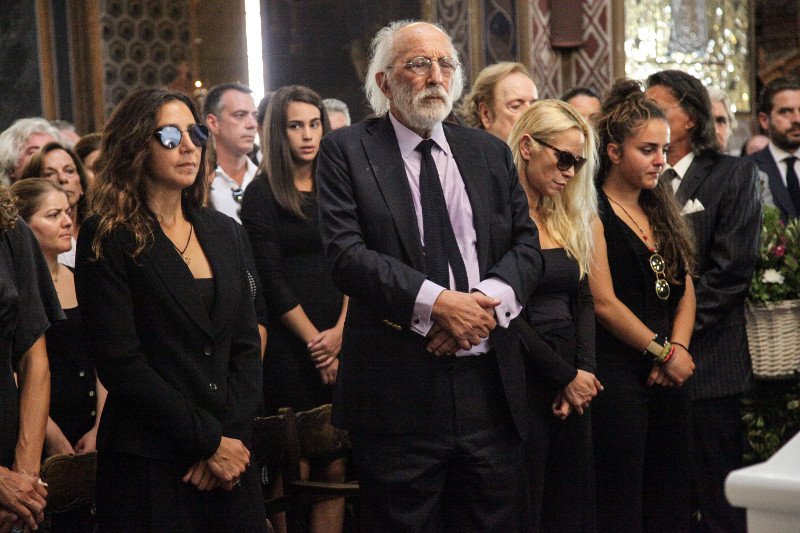 Η Ζένια Μπονάτσου αποχαιρέτησε με δάκρυα στα μάτια την γιαγιά της Ζωή Λάσκαρη [εικόνες] | iefimerida.gr 4