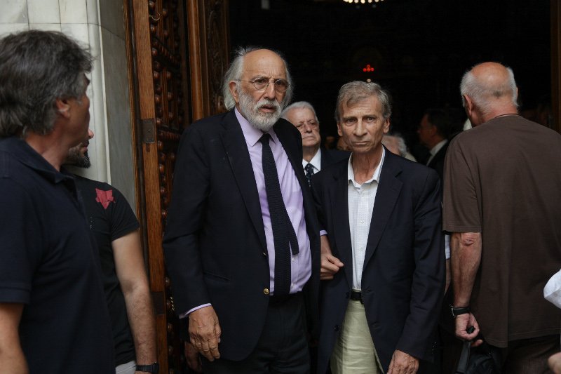 Φίλοι καλλιτέχνες, συγγενείς, εκπρόσωποι του πολιτικού κόσμου είπαν το τελευταίο αντίο στην Ζωή Λάσκαρη [εικόνες] | iefimerida.gr 58