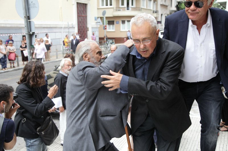 Φίλοι καλλιτέχνες, συγγενείς, εκπρόσωποι του πολιτικού κόσμου είπαν το τελευταίο αντίο στην Ζωή Λάσκαρη [εικόνες] | iefimerida.gr 44