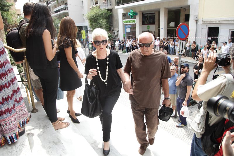 Φίλοι καλλιτέχνες, συγγενείς, εκπρόσωποι του πολιτικού κόσμου είπαν το τελευταίο αντίο στην Ζωή Λάσκαρη [εικόνες] | iefimerida.gr 43
