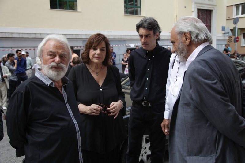 Φίλοι καλλιτέχνες, συγγενείς, εκπρόσωποι του πολιτικού κόσμου είπαν το τελευταίο αντίο στην Ζωή Λάσκαρη [εικόνες] | iefimerida.gr 47