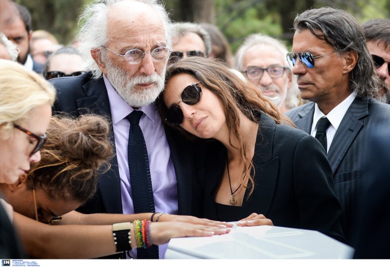 Η Ζένια Μπονάτσου αποχαιρέτησε με δάκρυα στα μάτια την γιαγιά της Ζωή Λάσκαρη [εικόνες] | iefimerida.gr 7