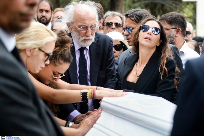 Η Ζένια Μπονάτσου αποχαιρέτησε με δάκρυα στα μάτια την γιαγιά της Ζωή Λάσκαρη [εικόνες] | iefimerida.gr 10