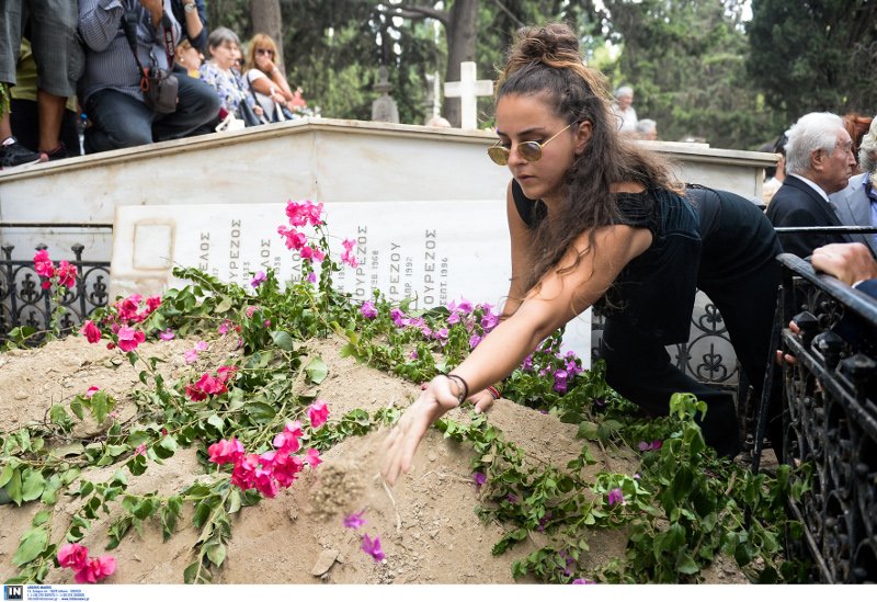 Η Ζένια Μπονάτσου αποχαιρέτησε με δάκρυα στα μάτια την γιαγιά της Ζωή Λάσκαρη [εικόνες] | iefimerida.gr 11