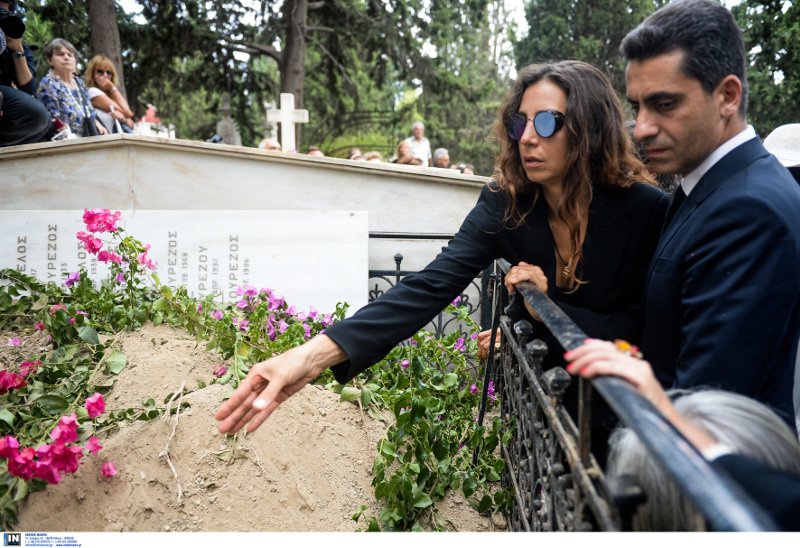 Φίλοι καλλιτέχνες, συγγενείς, εκπρόσωποι του πολιτικού κόσμου είπαν το τελευταίο αντίο στην Ζωή Λάσκαρη [εικόνες] | iefimerida.gr 82