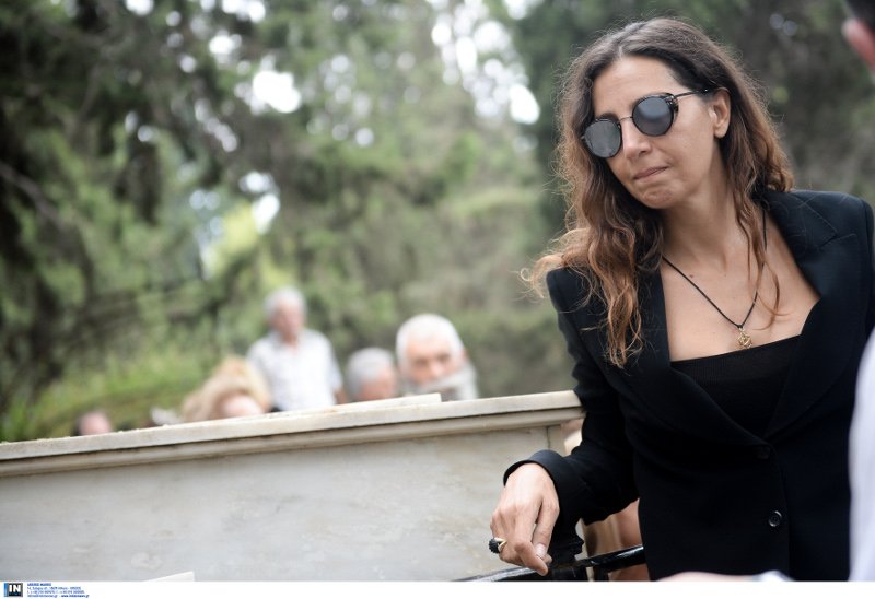 Φίλοι καλλιτέχνες, συγγενείς, εκπρόσωποι του πολιτικού κόσμου είπαν το τελευταίο αντίο στην Ζωή Λάσκαρη [εικόνες] | iefimerida.gr 86