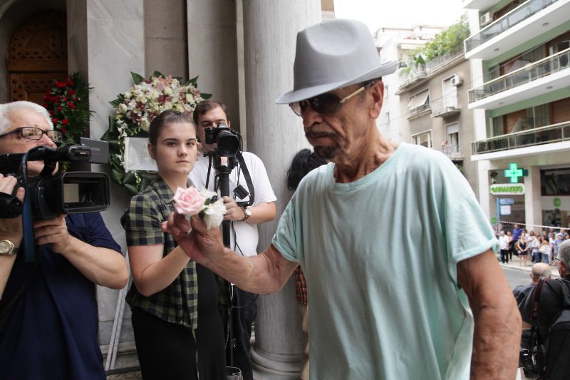 Φίλοι καλλιτέχνες, συγγενείς, εκπρόσωποι του πολιτικού κόσμου είπαν το τελευταίο αντίο στην Ζωή Λάσκαρη [εικόνες] | iefimerida.gr 28