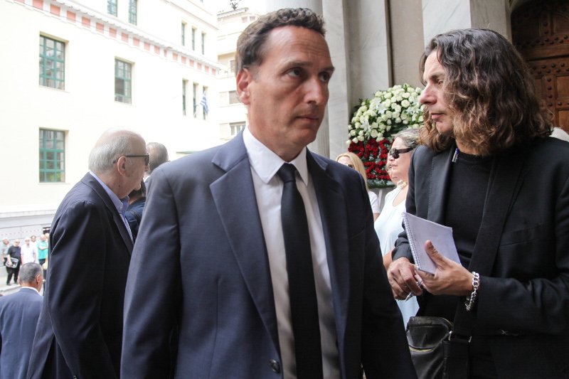 Φίλοι καλλιτέχνες, συγγενείς, εκπρόσωποι του πολιτικού κόσμου είπαν το τελευταίο αντίο στην Ζωή Λάσκαρη [εικόνες] | iefimerida.gr 37