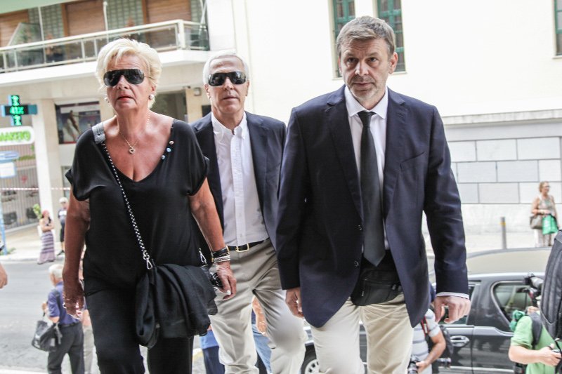 Φίλοι καλλιτέχνες, συγγενείς, εκπρόσωποι του πολιτικού κόσμου είπαν το τελευταίο αντίο στην Ζωή Λάσκαρη [εικόνες] | iefimerida.gr 33