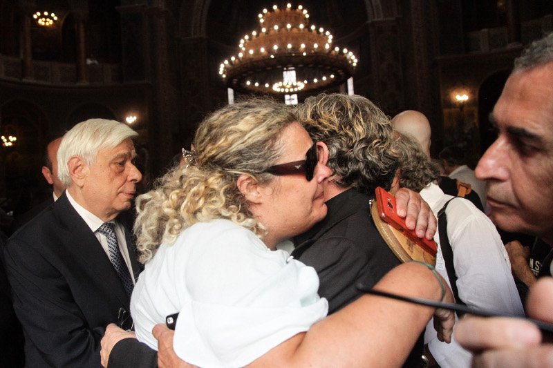 Φίλοι καλλιτέχνες, συγγενείς, εκπρόσωποι του πολιτικού κόσμου είπαν το τελευταίο αντίο στην Ζωή Λάσκαρη [εικόνες] | iefimerida.gr 48