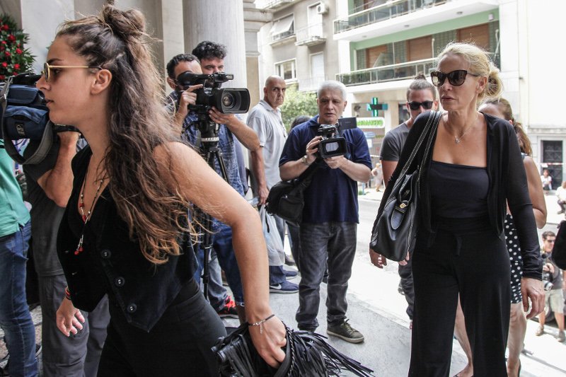 Φίλοι καλλιτέχνες, συγγενείς, εκπρόσωποι του πολιτικού κόσμου είπαν το τελευταίο αντίο στην Ζωή Λάσκαρη [εικόνες] | iefimerida.gr 2