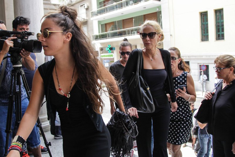 Φίλοι καλλιτέχνες, συγγενείς, εκπρόσωποι του πολιτικού κόσμου είπαν το τελευταίο αντίο στην Ζωή Λάσκαρη [εικόνες] | iefimerida.gr 3