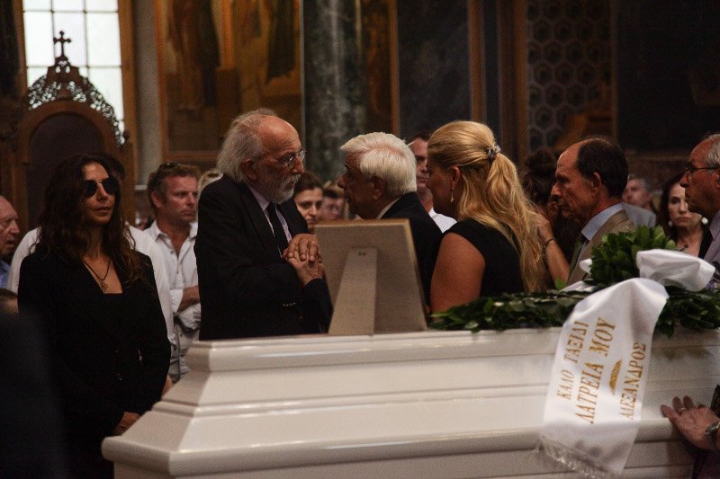 Φίλοι καλλιτέχνες, συγγενείς, εκπρόσωποι του πολιτικού κόσμου είπαν το τελευταίο αντίο στην Ζωή Λάσκαρη [εικόνες] | iefimerida.gr 12