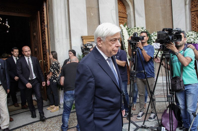 Φίλοι καλλιτέχνες, συγγενείς, εκπρόσωποι του πολιτικού κόσμου είπαν το τελευταίο αντίο στην Ζωή Λάσκαρη [εικόνες] | iefimerida.gr 13