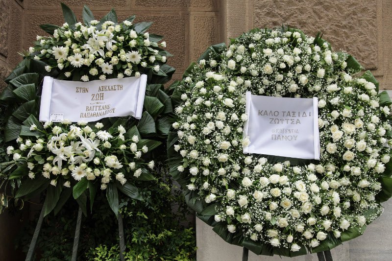 Φίλοι καλλιτέχνες, συγγενείς, εκπρόσωποι του πολιτικού κόσμου είπαν το τελευταίο αντίο στην Ζωή Λάσκαρη [εικόνες] | iefimerida.gr 90