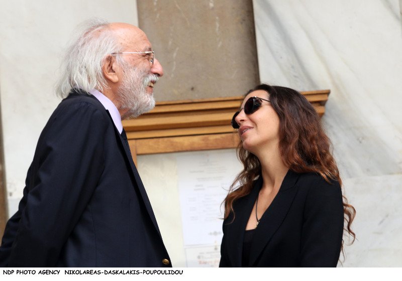 Φίλοι καλλιτέχνες, συγγενείς, εκπρόσωποι του πολιτικού κόσμου είπαν το τελευταίο αντίο στην Ζωή Λάσκαρη [εικόνες] | iefimerida.gr 4