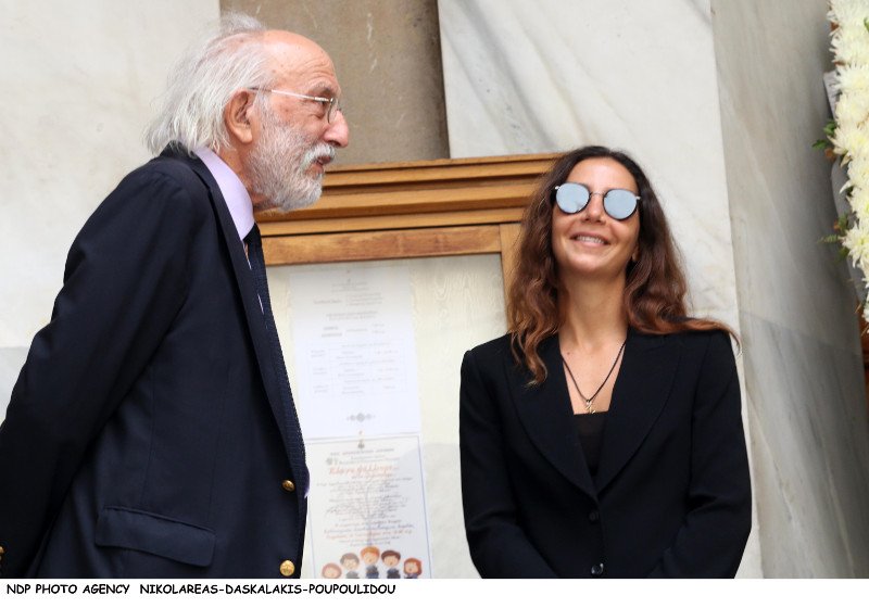 Φίλοι καλλιτέχνες, συγγενείς, εκπρόσωποι του πολιτικού κόσμου είπαν το τελευταίο αντίο στην Ζωή Λάσκαρη [εικόνες] | iefimerida.gr 5