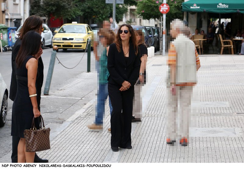 Φίλοι καλλιτέχνες, συγγενείς, εκπρόσωποι του πολιτικού κόσμου είπαν το τελευταίο αντίο στην Ζωή Λάσκαρη [εικόνες] | iefimerida.gr 0