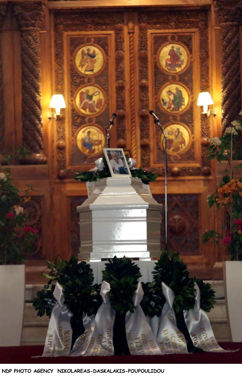 Φίλοι καλλιτέχνες, συγγενείς, εκπρόσωποι του πολιτικού κόσμου είπαν το τελευταίο αντίο στην Ζωή Λάσκαρη [εικόνες] | iefimerida.gr 59