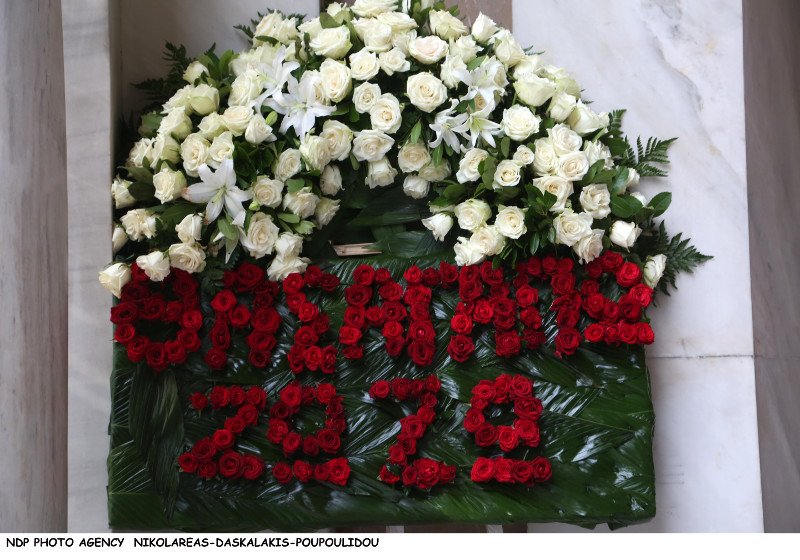 Φίλοι καλλιτέχνες, συγγενείς, εκπρόσωποι του πολιτικού κόσμου είπαν το τελευταίο αντίο στην Ζωή Λάσκαρη [εικόνες] | iefimerida.gr 91