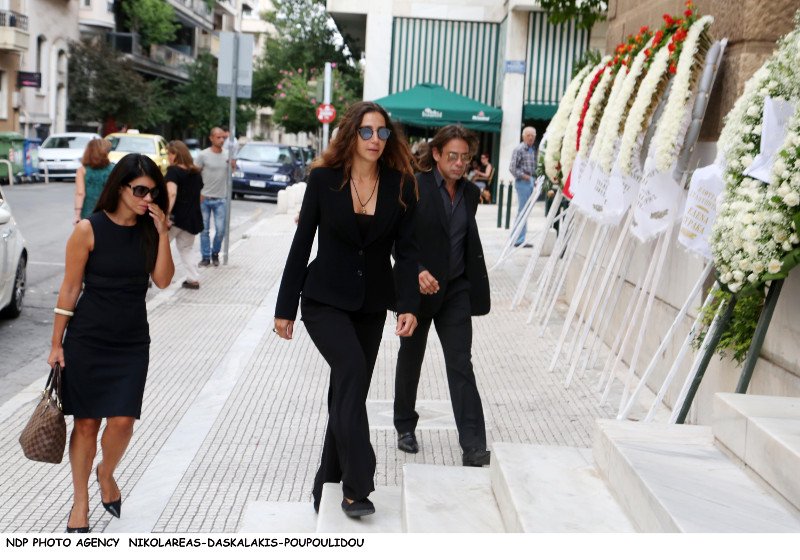 Φίλοι καλλιτέχνες, συγγενείς, εκπρόσωποι του πολιτικού κόσμου είπαν το τελευταίο αντίο στην Ζωή Λάσκαρη [εικόνες] | iefimerida.gr 1