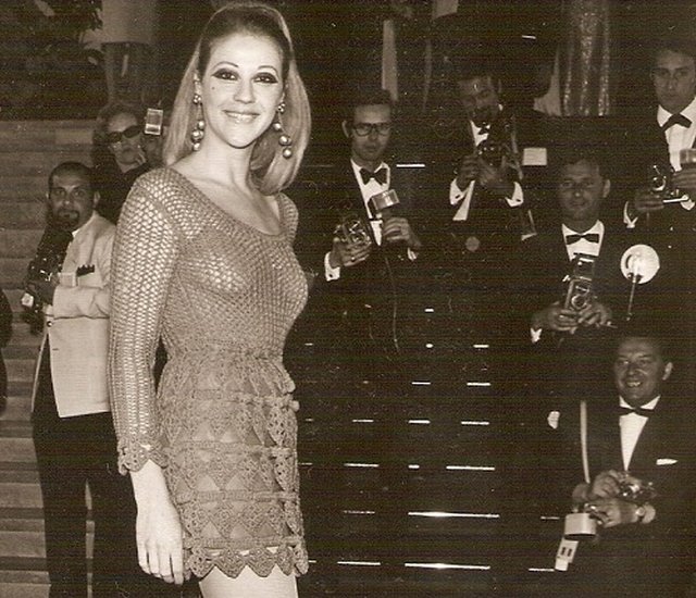 Η θρυλική εμφάνιση της Ζωής Λάσκαρη στις Κάννες, με το διχτυωτό φόρεμα -Η Ελληνίδα που είχε προκαλέσει αίσθηση [εικόνες] | iefimerida.gr 2