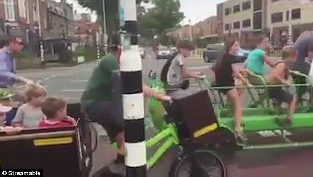 Στην Ολλανδία έφτιαξαν σχολικό λεωφορείο με πετάλια [βίντεο] | iefimerida.gr 0