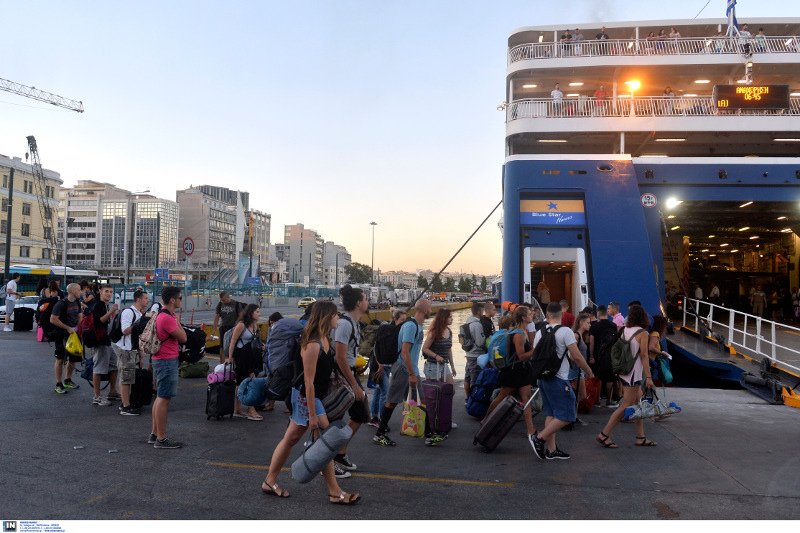 Αδειάζει η Αθήνα, βουλιάζει ο Πειραιάς -Την Τρίτη αναχώρησαν από το λιμάνι 23.036 επιβάτες [εικόνες] | iefimerida.gr 0