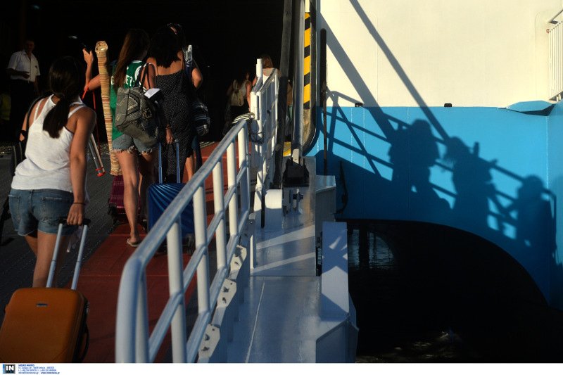 Αδειάζει η Αθήνα, βουλιάζει ο Πειραιάς -Την Τρίτη αναχώρησαν από το λιμάνι 23.036 επιβάτες [εικόνες] | iefimerida.gr 1