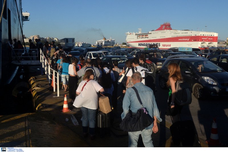 Αδειάζει η Αθήνα, βουλιάζει ο Πειραιάς -Την Τρίτη αναχώρησαν από το λιμάνι 23.036 επιβάτες [εικόνες] | iefimerida.gr 2