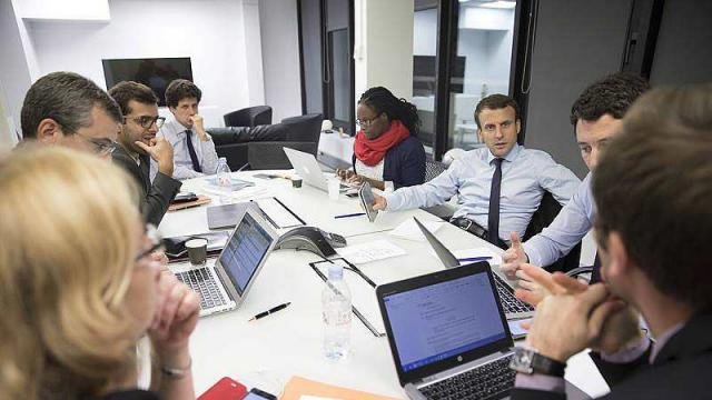 Αυτοί οι τρεις άνδρες κυβερνούν τη Γαλλία -Ο Μακρόν με δύο συνεργάτες του [εικόνες] | iefimerida.gr 4