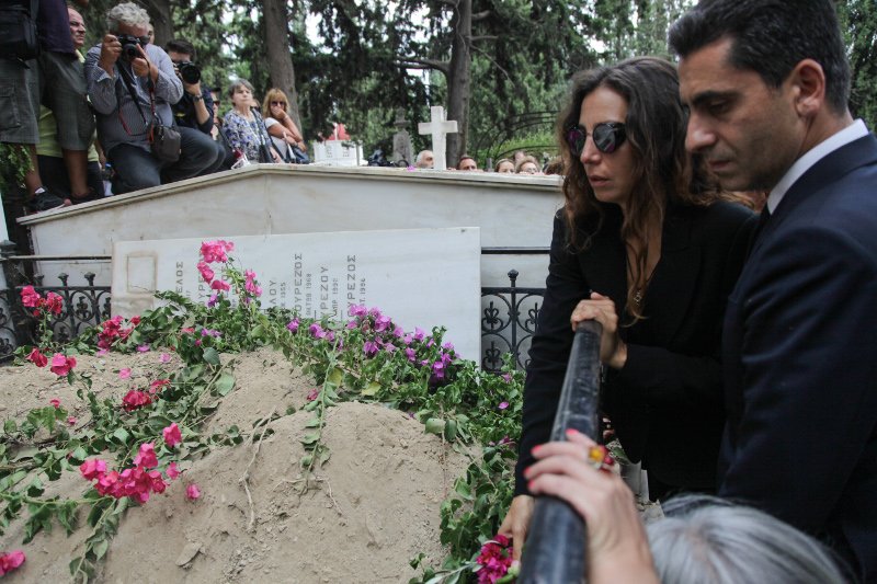 Φίλοι καλλιτέχνες, συγγενείς, εκπρόσωποι του πολιτικού κόσμου είπαν το τελευταίο αντίο στην Ζωή Λάσκαρη [εικόνες] | iefimerida.gr 83