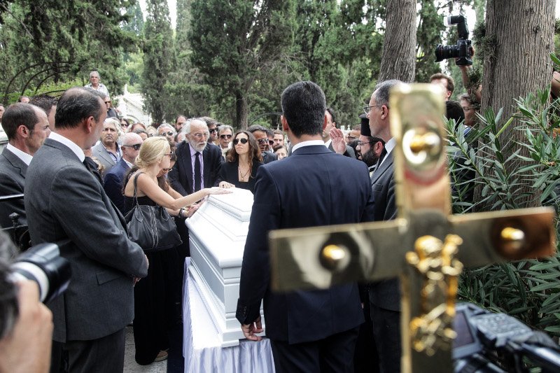 Φίλοι καλλιτέχνες, συγγενείς, εκπρόσωποι του πολιτικού κόσμου είπαν το τελευταίο αντίο στην Ζωή Λάσκαρη [εικόνες] | iefimerida.gr 72