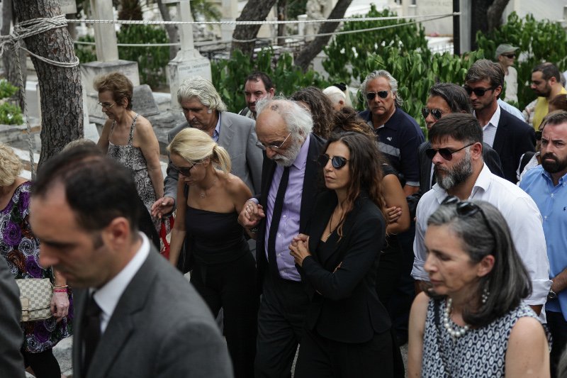 Λύγισαν στο νεκροταφείο Λυκουρέζος και Μαρία Ελένη αποχαιρετώντας την Ζωίτσα τους [εικόνες] | iefimerida.gr 1