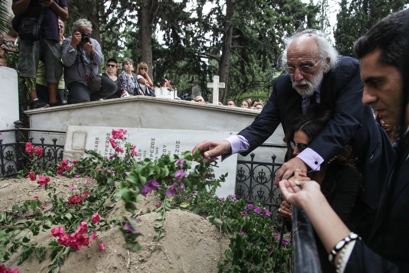Φίλοι καλλιτέχνες, συγγενείς, εκπρόσωποι του πολιτικού κόσμου είπαν το τελευταίο αντίο στην Ζωή Λάσκαρη [εικόνες] | iefimerida.gr 85