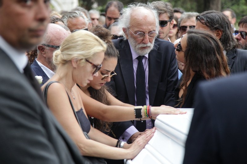 Η Ζένια Μπονάτσου αποχαιρέτησε με δάκρυα στα μάτια την γιαγιά της Ζωή Λάσκαρη [εικόνες] | iefimerida.gr 8