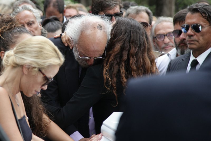 Φίλοι καλλιτέχνες, συγγενείς, εκπρόσωποι του πολιτικού κόσμου είπαν το τελευταίο αντίο στην Ζωή Λάσκαρη [εικόνες] | iefimerida.gr 77