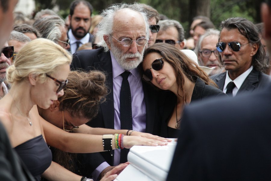 Η Ζένια Μπονάτσου αποχαιρέτησε με δάκρυα στα μάτια την γιαγιά της Ζωή Λάσκαρη [εικόνες] | iefimerida.gr 9